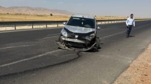 Nusaybin’de Otomobil Bariyerlere Çarptı: 3 Yaralı