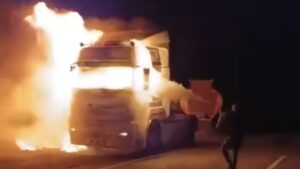 Akaryakıt yüklü tankerin çekicisi alev topuna döndü