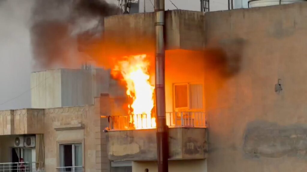 Nusaybin’de mutfak tüpünün alev aldığı evde çıkan yangında 2 kişi yaralandı