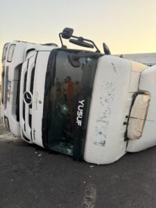 Nusaybin’de Kek yüklü TIR devrildi: 2 yaralı