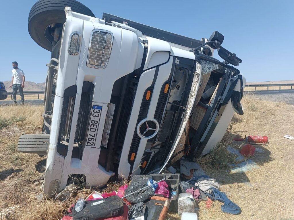 TIR devrildi: 1 yaralı