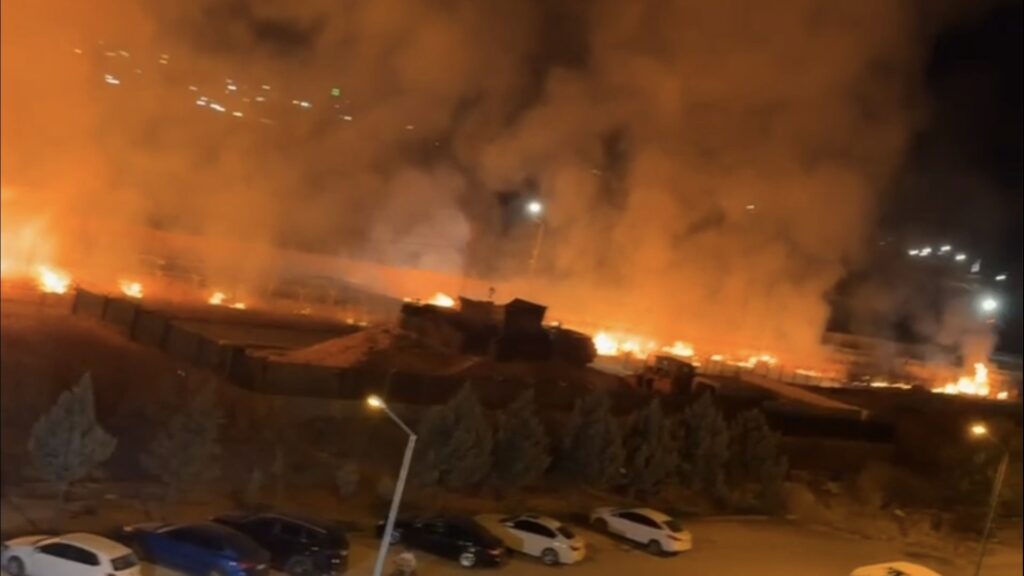 Nusaybin’de mayınlı sınır bölgesinde anız yangını