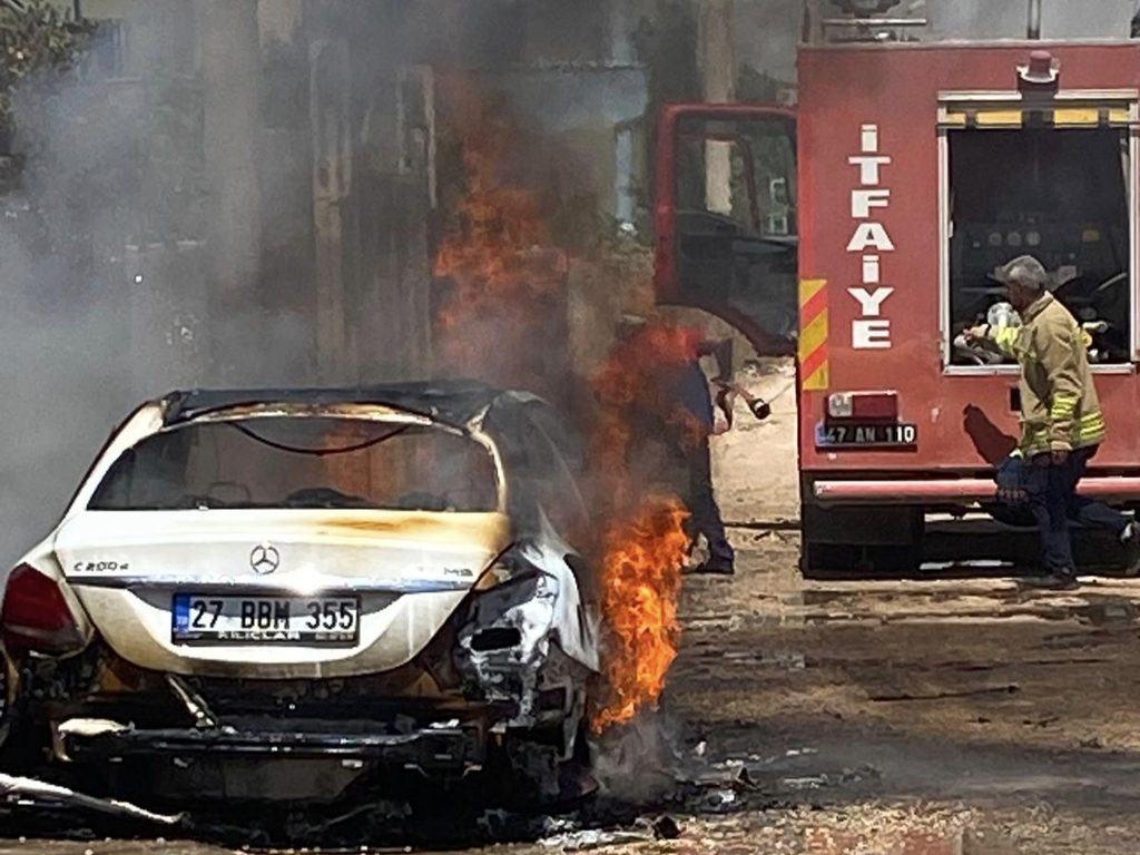 Nusaybin’de park halindeki otomobil alev topuna döndü