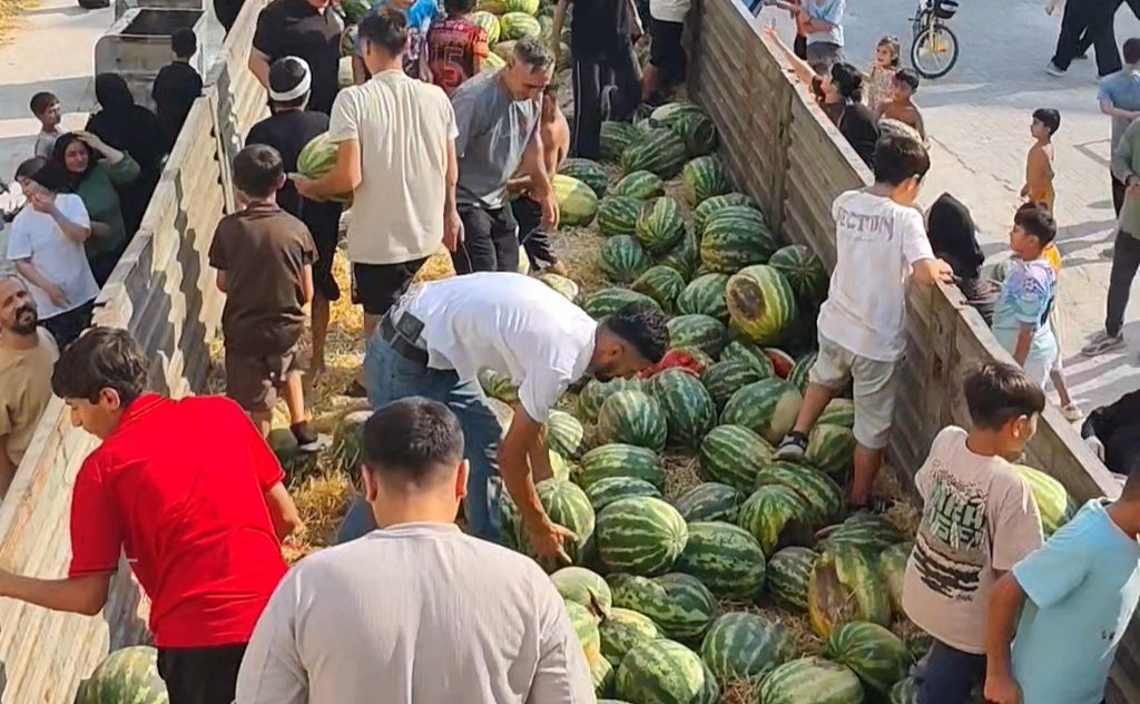 Nusaybin’de hayırsever vatandaş, TIR dolusu karpuzu mahalleliye dağıttı