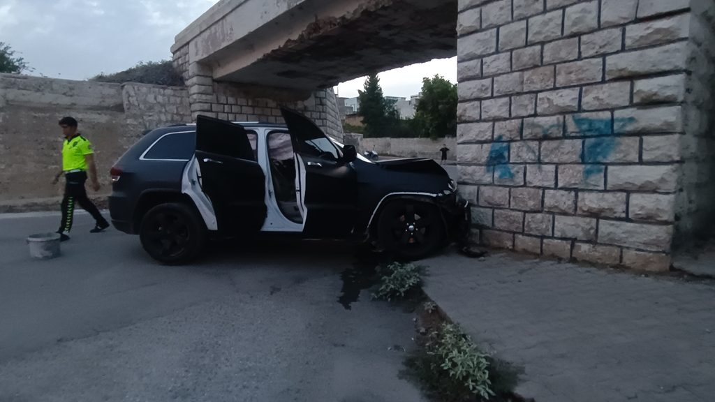 Nusaybin’de kontrolden çıkan cip köprünün duvarına çarptı: 1 yaralı