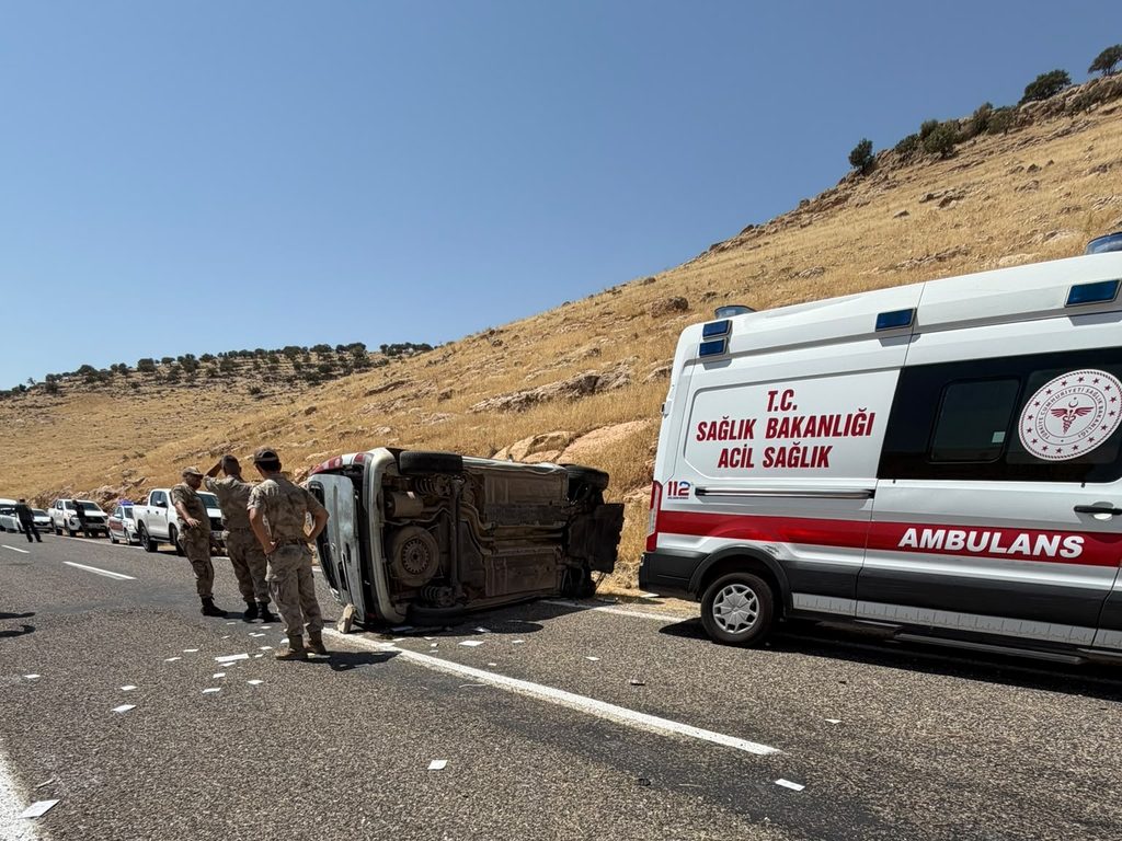 Nusaybin’de hafif ticari araç takla attı: 1 ölü, 1 yaralı