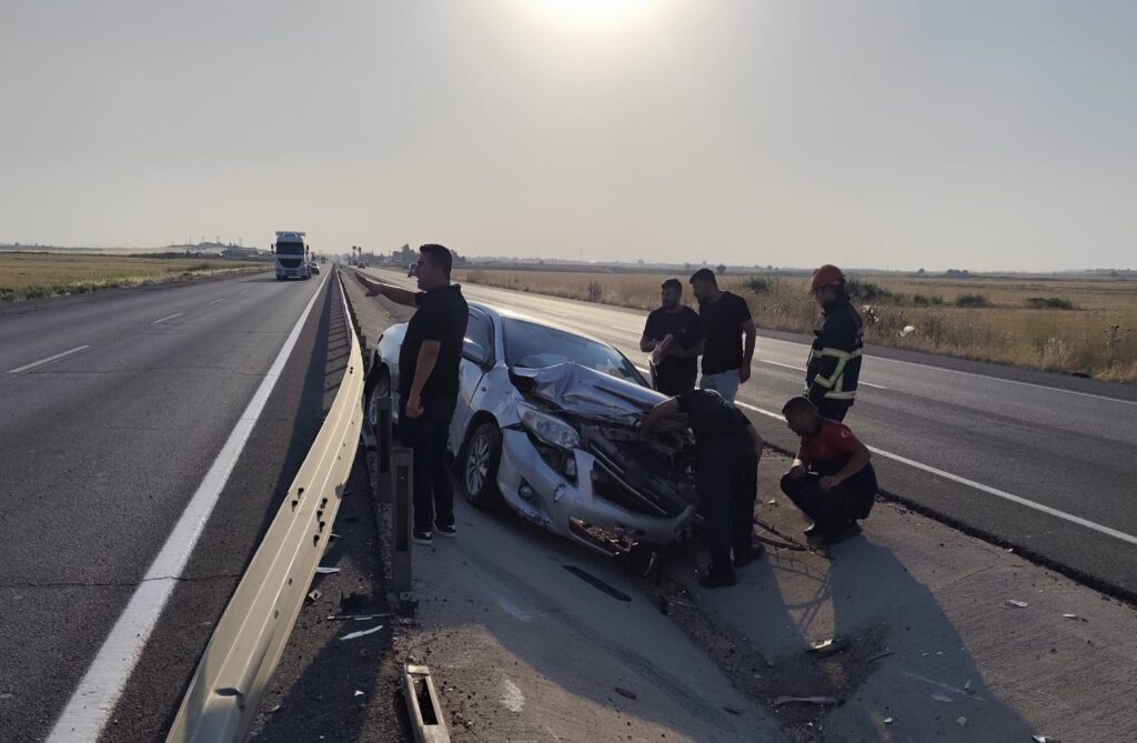 İpekyolu’nda kontrolden çıkan otomobil bariyerlere çarptı: 1 yaralı