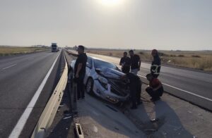 İpekyolu’nda kontrolden çıkan otomobil bariyerlere çarptı: 1 yaralı