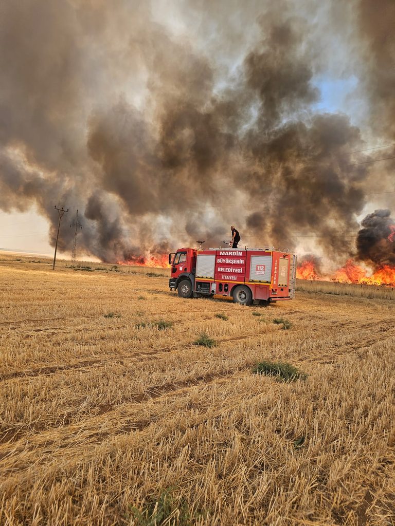 Nusaybin’de sınır bölgesindeki yangın petrol kuyularına sıçradı