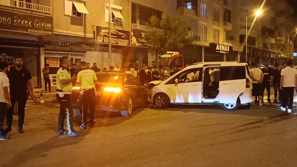 Nusaybin’de otomobil ile hafif ticari araç çarpıştı