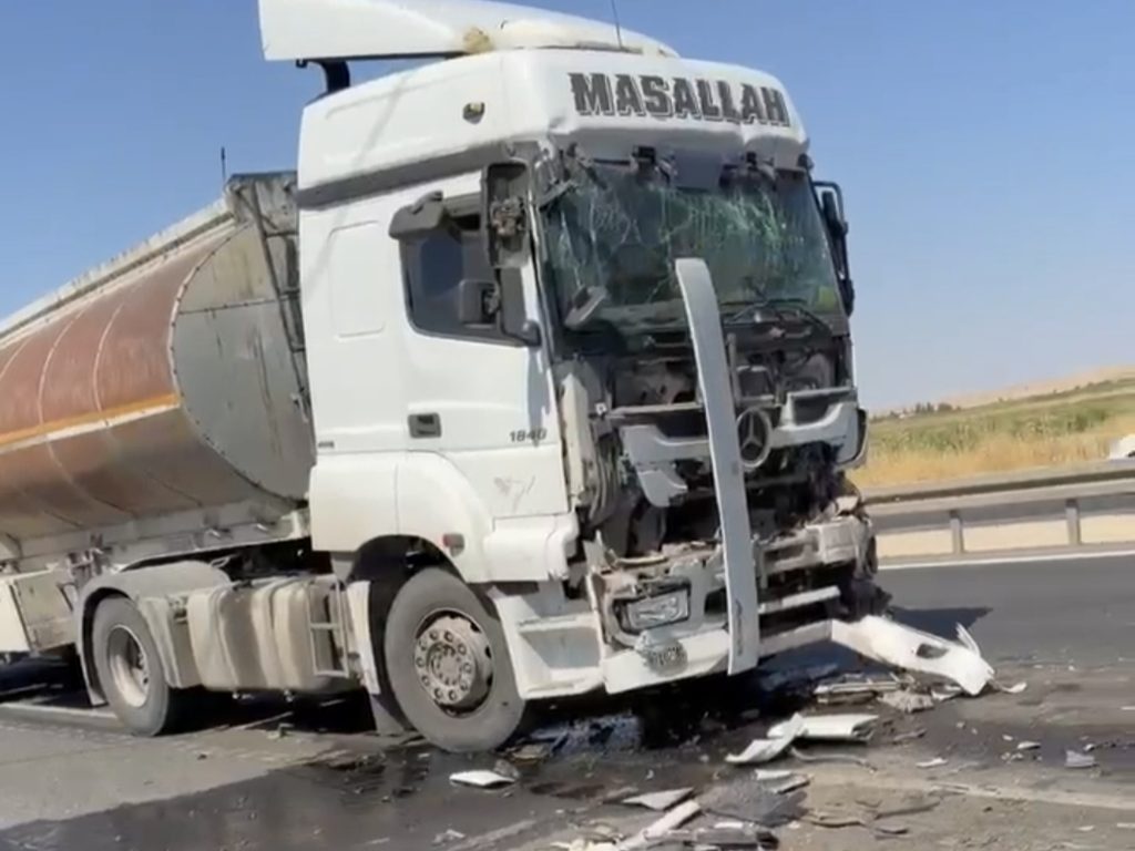 İpekyolu’nda akaryakıt tankeri TIR’a çarptı: 1 yaralı