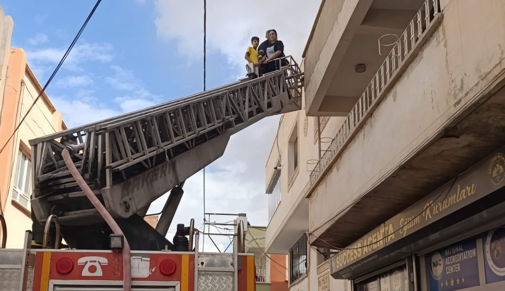 Nusaybin’de binada çıkan yangında mahsur kalan 2 kişi kurtarıldı