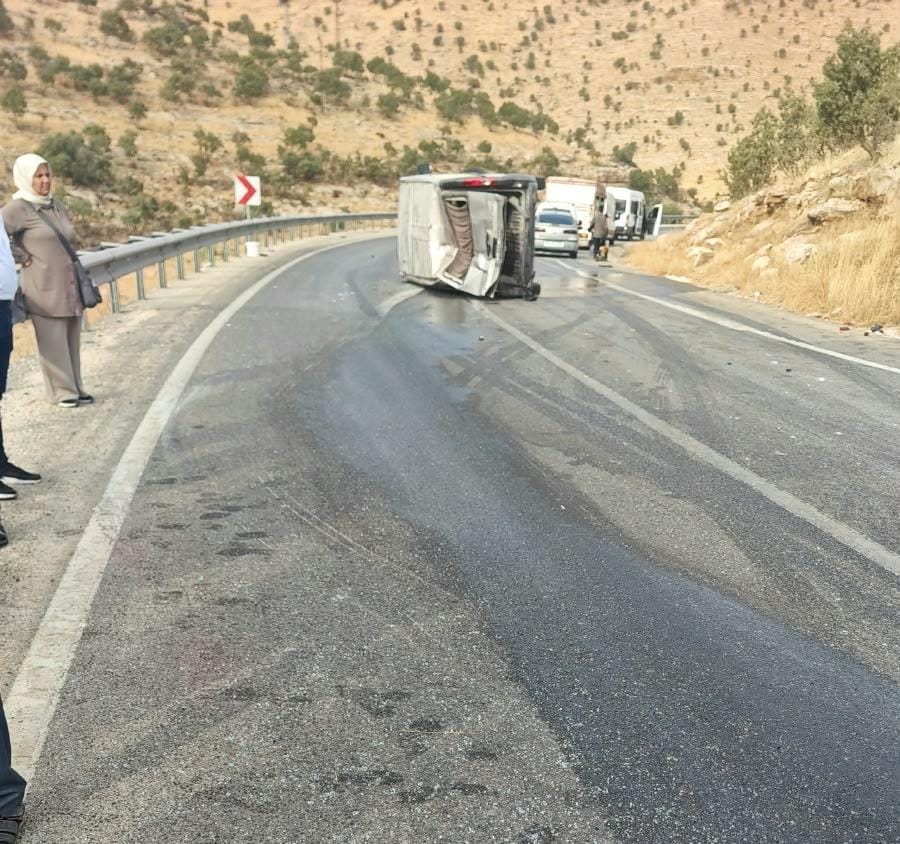 Mardin’de devrilen hafif ticari araçtaki 8 kişi yaralandı