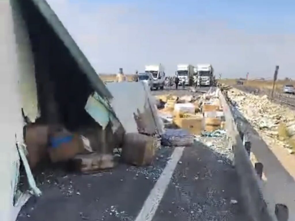 Nusaybin’de İpekyolu’nda TIR devrildi: 1 yaral